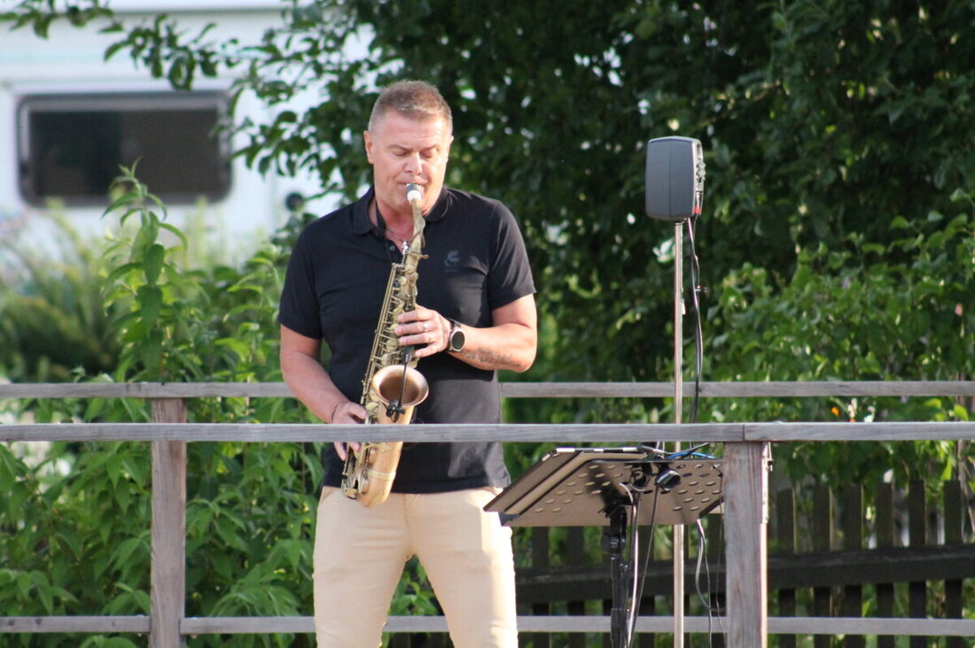 Waidhaus. Die vierte Sommerserenade lockte am Mittwoch, 22. Juli, ein volles Haus an den Parkplatz neben dem Rathaus. Lokalheld Wolfgang Schmid begeisterte als WolV-Sax mit Saxofonklängen.