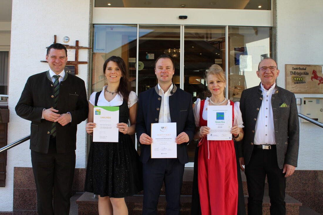 Fensterbach. Das Hotel Wolfringmühle wurde für seine nachhaltigen Bemühungen und als TOP-Ausbildungsbetrieb ausgezeichnet. Landrat Thomas Ebeling lobte die innovativen und klimafreundlichen Investitionen des Familienbetriebs.