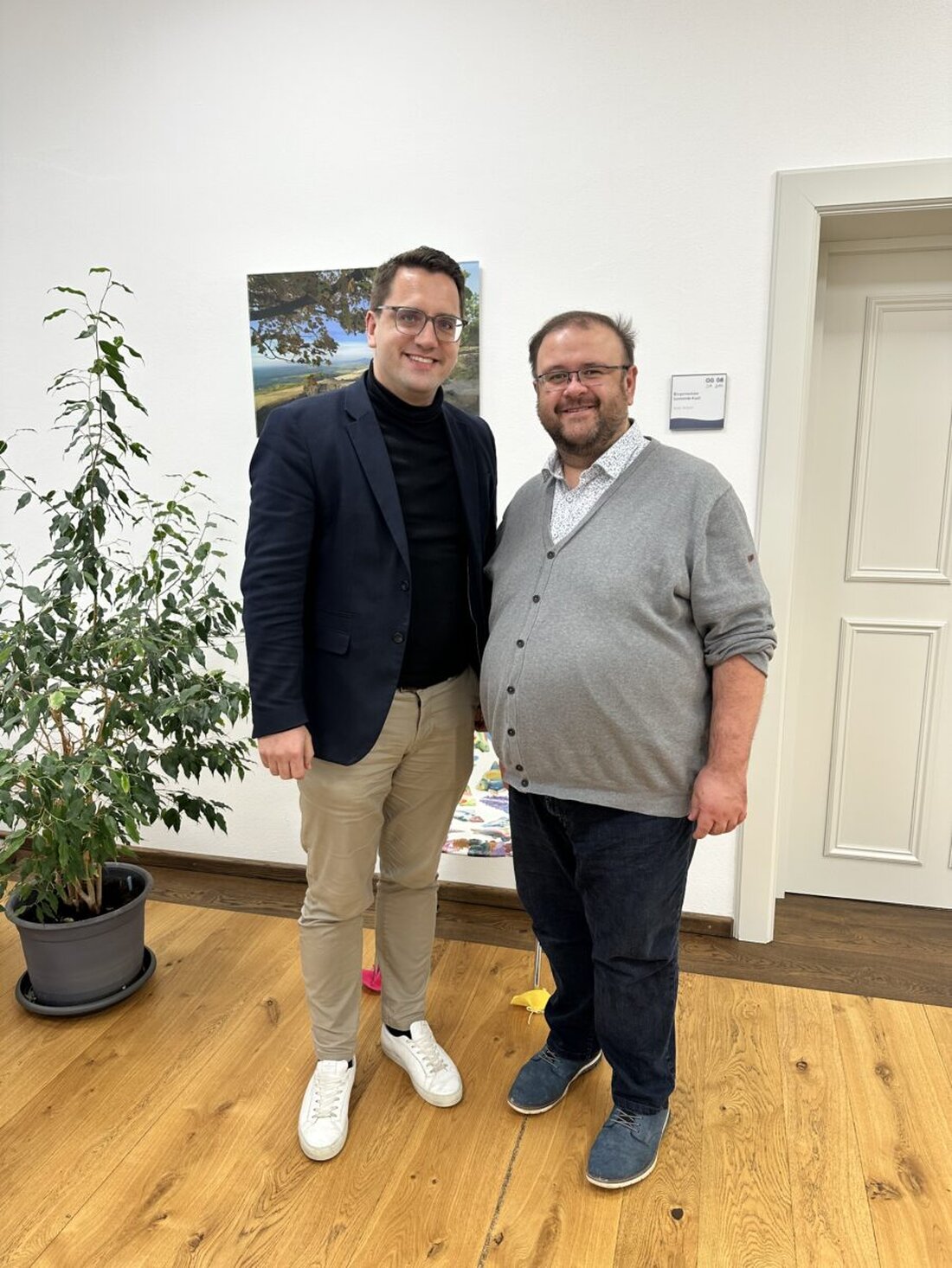 Kastl. Europaabgeordneter Doleschal und Bürgermeister Walter diskutierten über den Schutz vor Wölfen. Sie betonten die Bedrohung für Landwirtschaft und Sicherheit und begrüßten die Herabstufung des Schutzstatus des Wolfs im Dezember 2024.