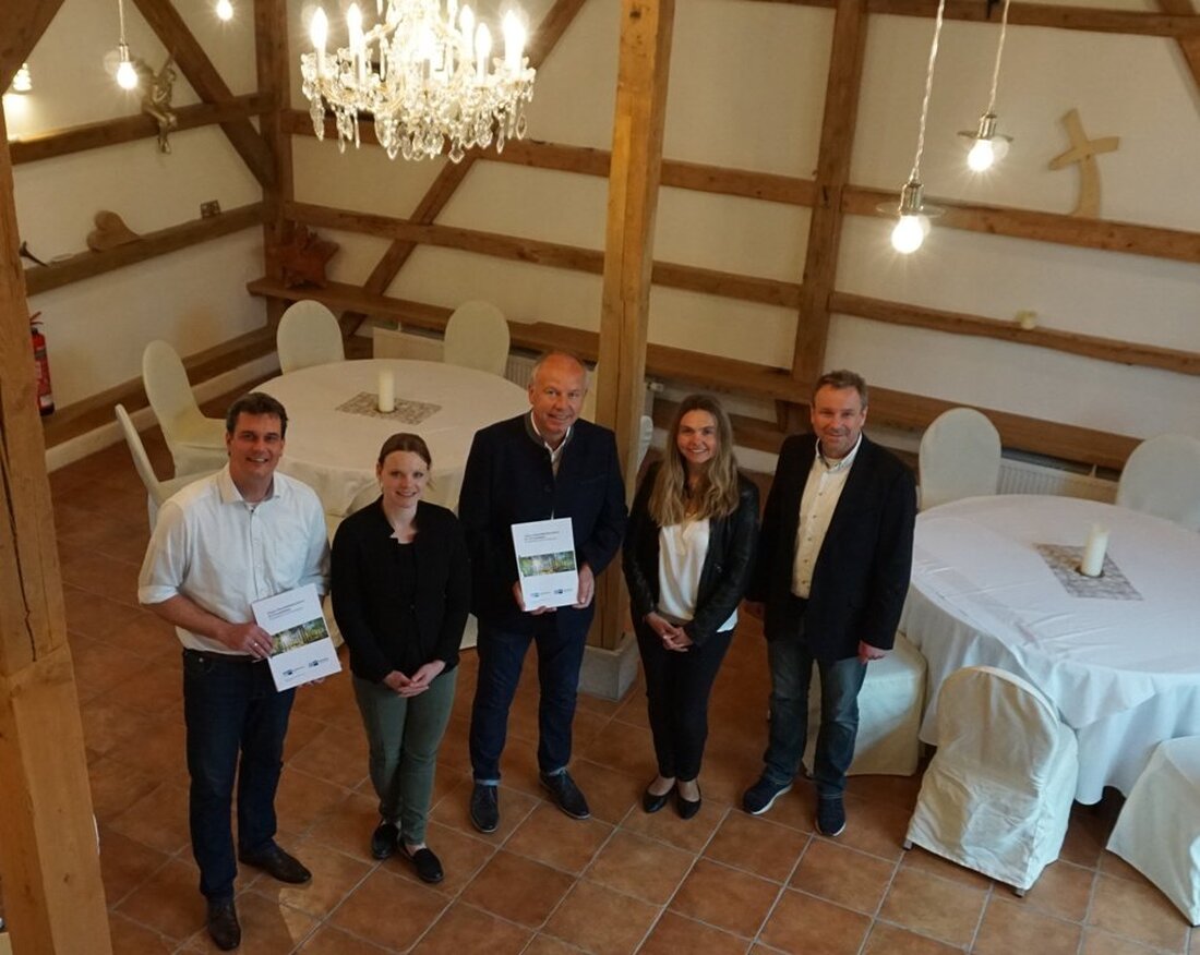 Waldeck. Der Gesundheitstourismus wächst in seinen vielfältigen Ausprägungen nach wie vor stark. Die IHK Regensburg hat deshalb gemeinsam mit der IHK Oberfranken einen Praxisleitfaden entwickelt, der Gastgebern Hilfestellung bietet, wenn [&hellip;]