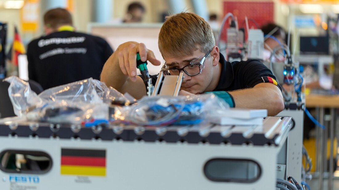 Eschenbach. Es hat am Ende zwar nicht für einen Platz auf dem Treppchen gereicht, doch eine Medaille haben die beiden Rogers Mitarbeiter bei den World Skills (Weltmeisterschaften) der Mechatroniker dennoch erhalten.