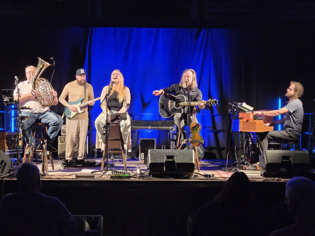 Maxhütte-Haidhof. Wurzelwasser begeisterte in der Stadthalle mit einer Mischung aus eigenen Songs und bayerischen Covern. Rund 280 Besucherinnen und Besucher feierten, während Sängerin Lisa Seifert locker durch den Abend führte.