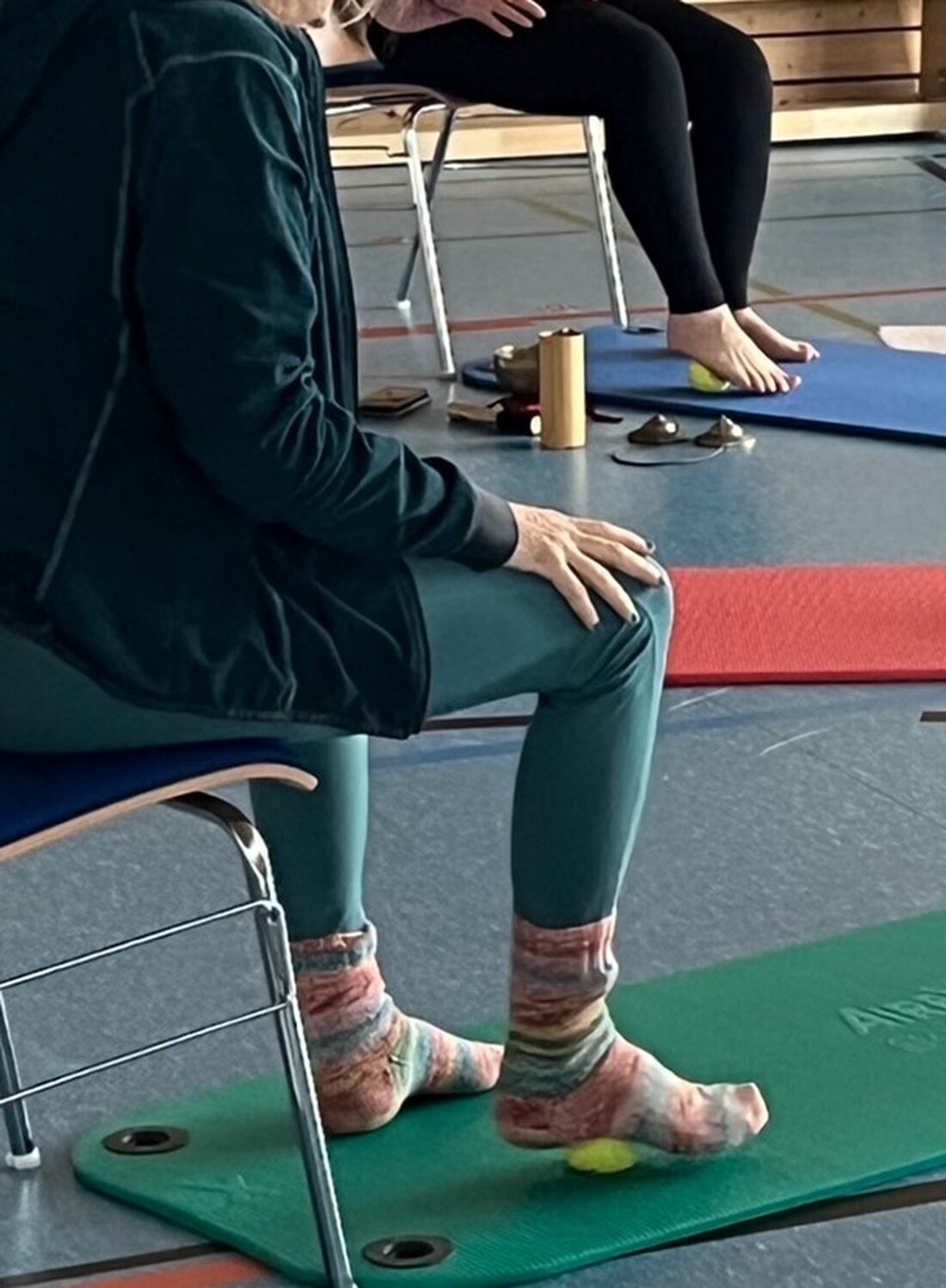 Neustadt. Der BLLV-Kreisverband Neustadt organisierte einen Yoga-Workshop in Weiherhammer zur Förderung der Lehrergesundheit. Zahlreiche Mitglieder nahmen teil, um unter Anleitung von Erika Meiler Yoga-Praktiken für Körper und Seele zu erlernen.