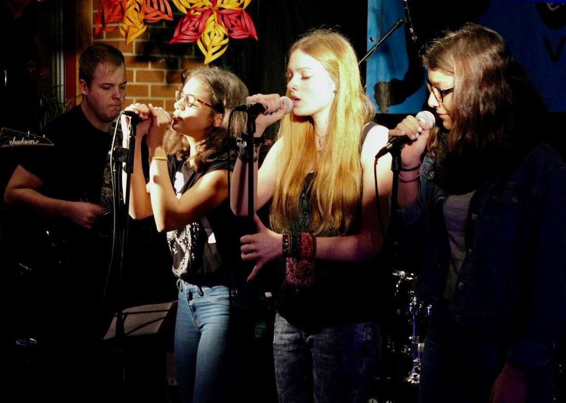 Vohenstrauß. Die Musik-Nachwuchsszene in Vohenstrauß und Umgebung ist eingeschlafen. Hinter Gruppen wie den „404 Whizzkids“ kommt nichts mehr. Damit ist jetzt aber Schluss: Die Musikinitiative Vohenstrauß (MiVoh) hat mit einem [&hellip;]