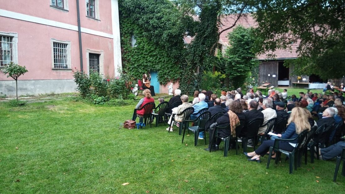 Wurz. Yuliya Lonskaya verzauberte am Sonntag mit ihrer Gitarrenmusik, die von Klassik bis Jazz reichte, das Publikum. Ihre ausdrucksstarke Interpretation internationaler Komponisten machte das Konzert unvergesslich.