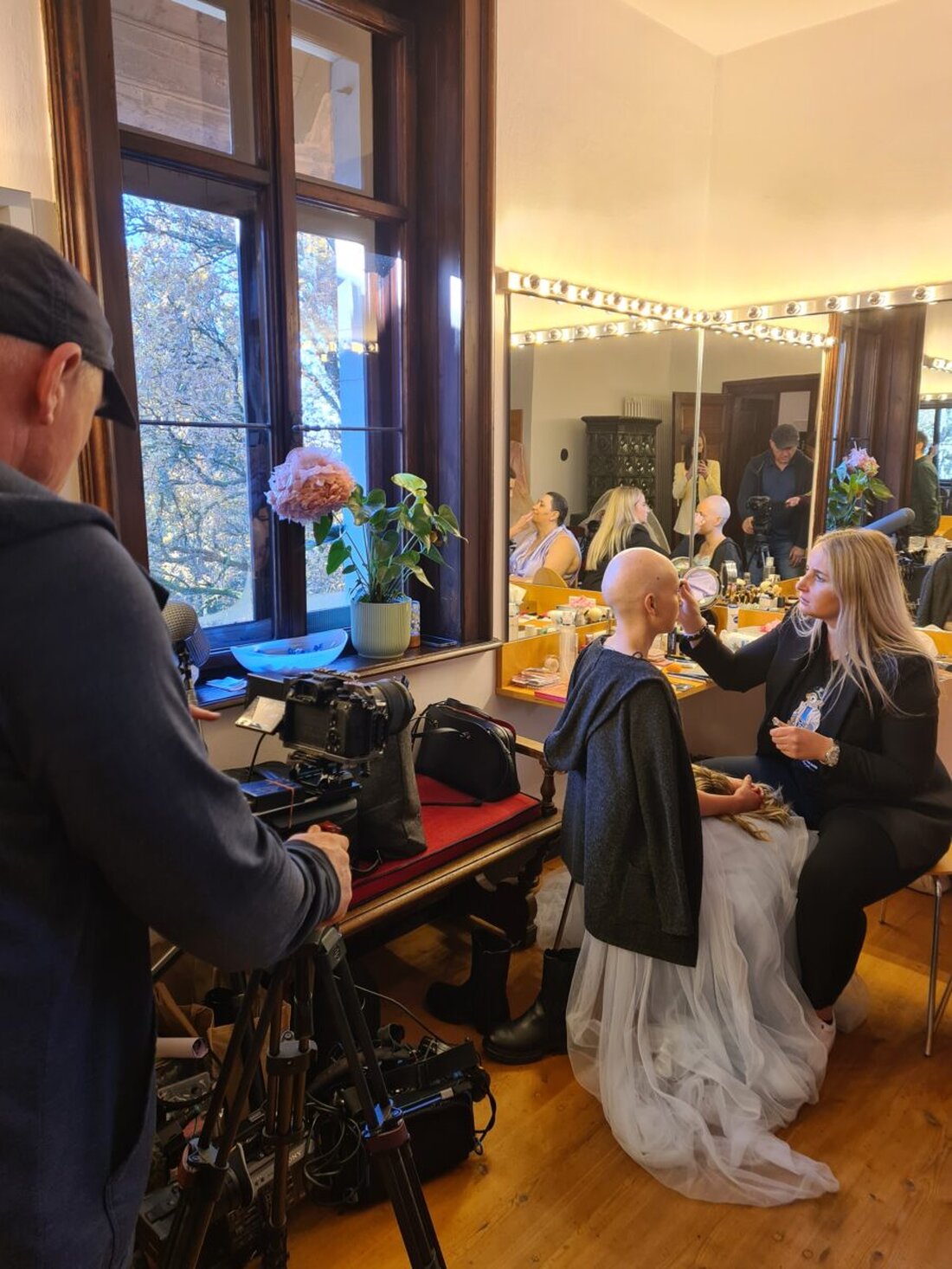 Schwandorf. Das ZDF dokumentierte das "Beautiful You" Projekt der vhs Schwandorf, das Krebspatienten durch Make-up, Styling und Fotoshootings stärken will. Die Veranstaltung ist kostenlos und zielt darauf ab, Teilnehmenden neues Selbstvertrauen zu geben.