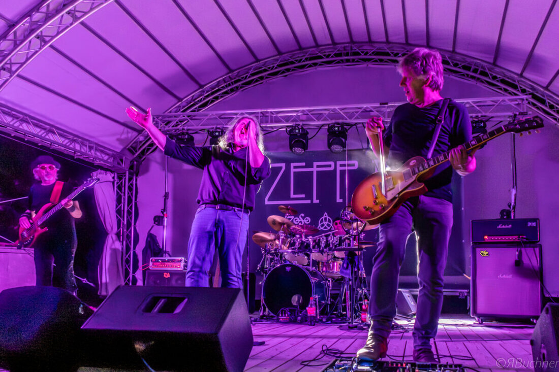 Neustadt. Am 22. März 2025 hält die Tribute-Band ZEPP-IN ein Led Zeppelin Revival im Gasthof Weißes Rössl. Das Programm bietet eine Zeitreise durch die Musikgeschichte mit authentischem Sound und großen Hits.