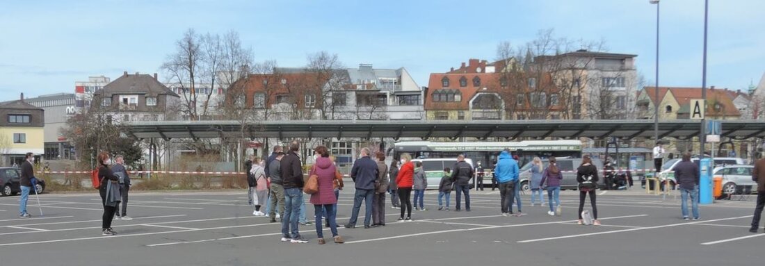 Weiden. Die Polizei zieht Bilanz zur "weitgehend störungsfreien" Kundgebung gegen die Testpflicht an Schulen am Parkplatz beim ZOB. 