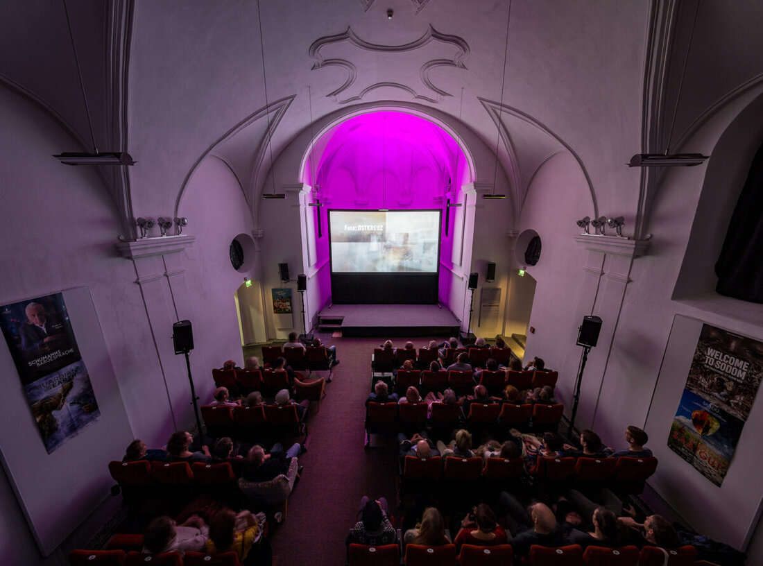 Schwandorf. Vom 19. bis 22. November lädt das ZWICKL.dokumentarfilmfestival unter dem Motto „WAS VERBINDET“ in die Spitalkirche ein. Die Eröffnung mit dem Bayerischen Dokumentarfilmpreis ZETT ist am Mittwoch, 18. November 2026, um 18.30 Uhr.
