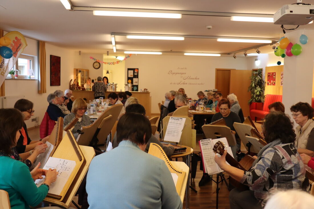 Burglengenfeld. Die "Zauberelfen" begeisterten im Bürgertreff am Europaplatz mit einem Repertoire alter Volkslieder, im Rahmen einer vom Seniorenbeirat organisierten Veranstaltung.
