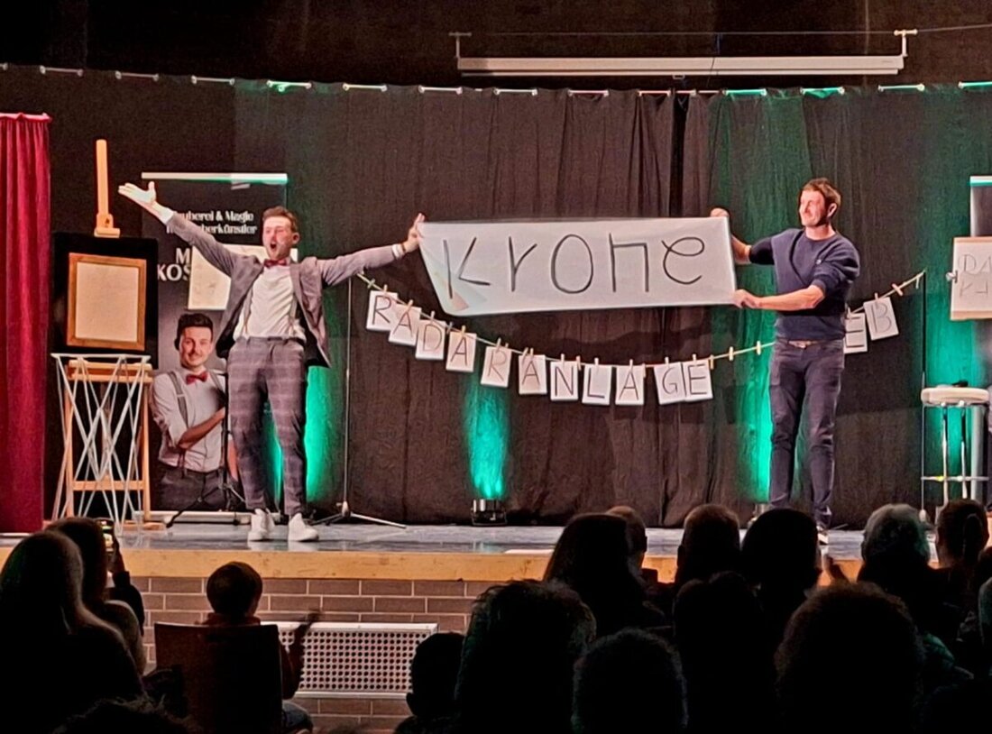 Pressath. Ein verzaubernder Abend des Freien Wählerblocks begeisterte mit Gedankenlesen und klassischer Zauberei, wobei der Zauberer Marius Koslowski das Publikum aktiv einbezog.
