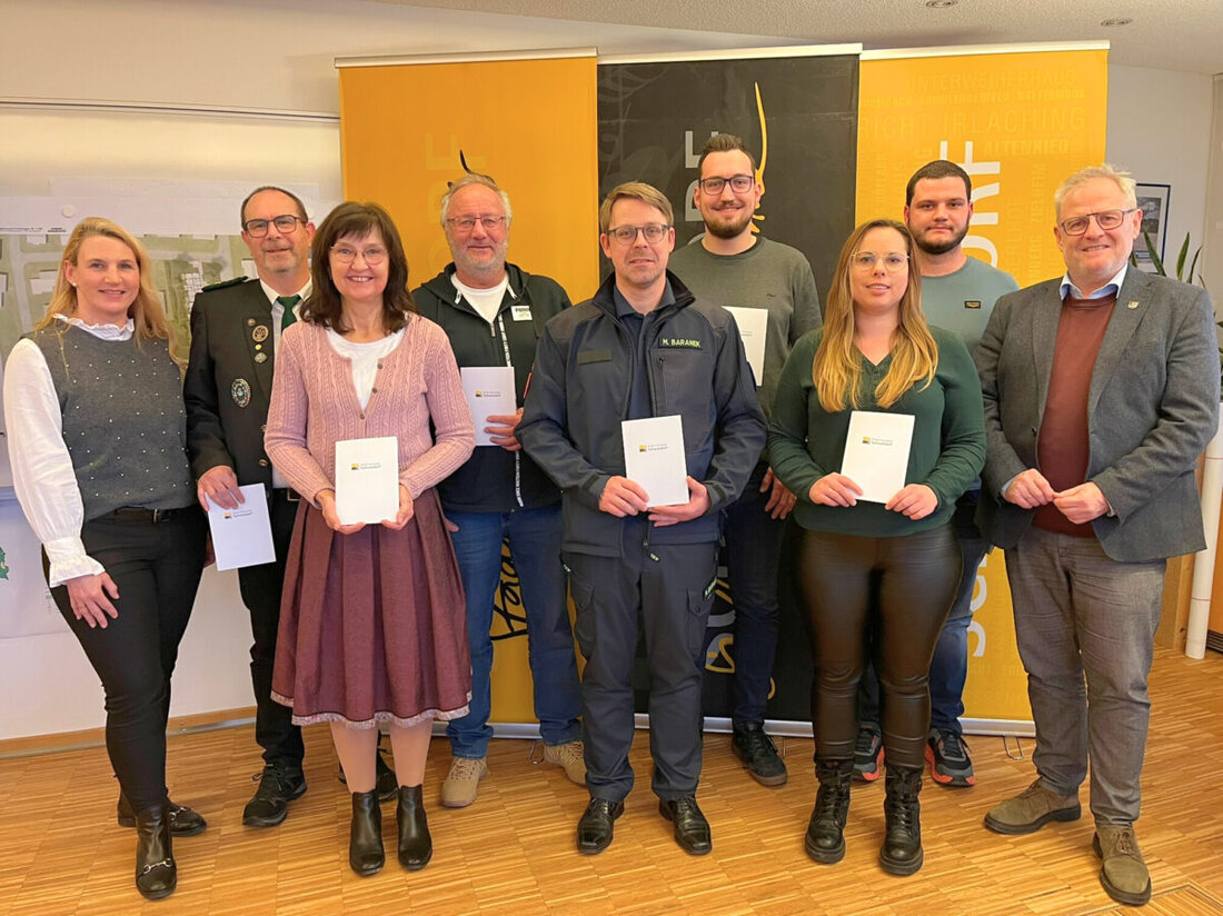 Schwandorf. Oberbürgermeister Andreas Feller hat engagierten Bürgerinnen und Bürgern erneut Ehrenamtskarten in Gold und Blau verliehen. Die Karten bringen Vergünstigungen. Seit 2011 gab die Stadt rund 400 aus, davon 58 in Gold.