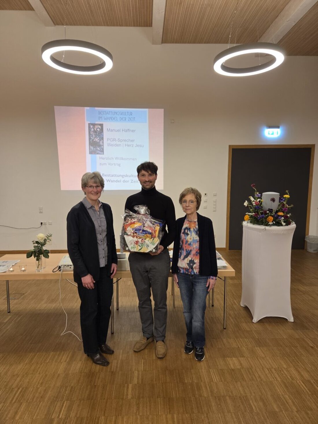 Weiden. Im Pfarrheim Herz Jesu zog der Vortrag Bestattungskultur im Wandel der Zeit zahlreiche Gäste an und bot einen eindrucksvollen Blick von antiken Ritualen bis zu heutigen Trends. Im Anschluss gab es Austausch und Andacht.
