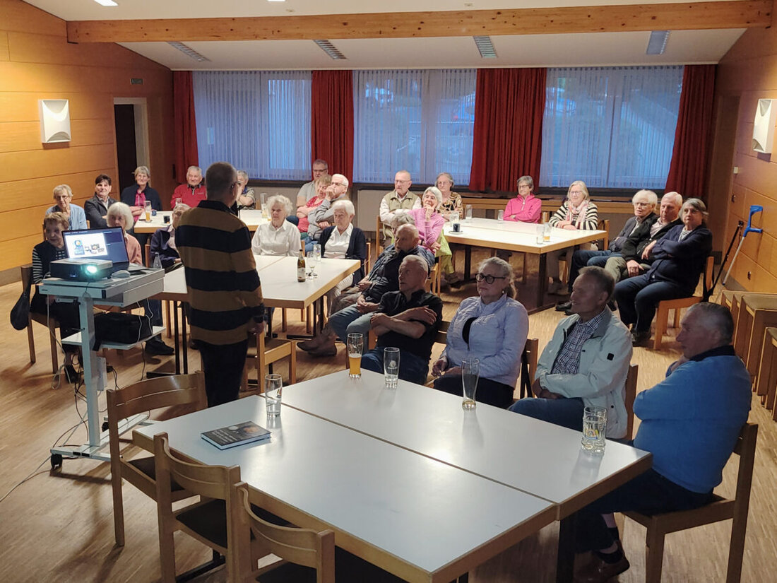Weiden. Beim KAB-Ortsverband St. Johannes begeisterte am 5. Mai 2026 im Pfarrheim St. Johannes der frühere „Buchtandlara“ Martin Stangl mit einer Zeitreise in alten Postkarten. Sein neues Projekt heißt „Weidener Heimatgefühle“.