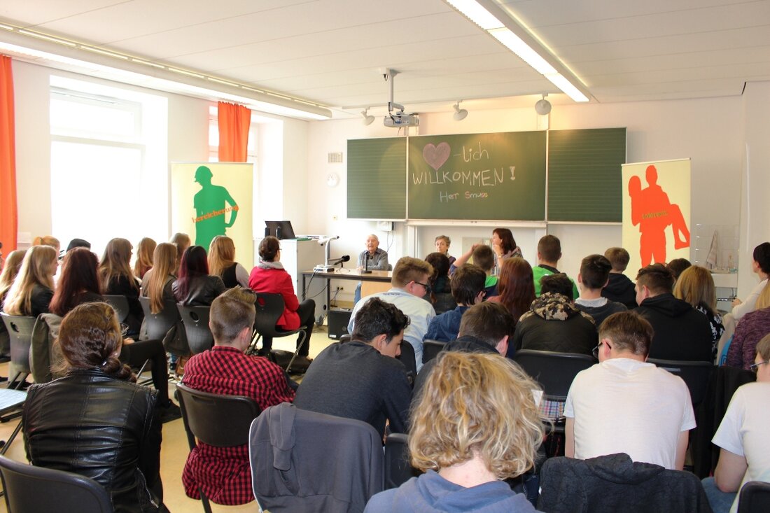 Weiden. Am 15. April feierte er seinen 90. Geburtstag. So unbeschwert wie er im Klassenzimmer der Gustl-Lang-Schule heute wirkt, war das Leben von Michael Smuss allerdings nicht immer. Er überlebte als [&hellip;]
