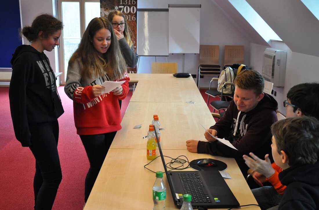 Bärnau. Zeitzeugen erzählen im Geschichtspark Bärnau-Tachov ihre Geschichte – Schüler filmen ihre Erinnerungen und schaffen nach dem Schnitt des Videos eine Sonderausstellung.  Deutsche und tschechische Schülerinnen und Schüler arbeiten gemeinsam [&hellip;]