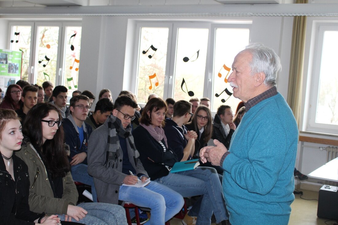Weiden. Zur Ausstellungseröffnung “Endstation Vernichtung – Diensteifer und Pflichterfüllung bei der Reichsbahn in München 1933 –1945” hat sich die Wirtschaftsschule einen ganz besonderen Gast eingeladen. Zeitzeuge Ernst Grube berichtete von seiner [&hellip;]