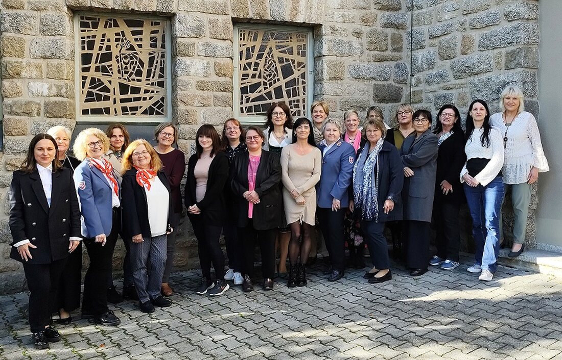 Neustadt/WN. Der ambulante Hospizdienst Weiden und Neustadt/WN hat 15 neue Hospizbegleiterinnen nach einem 120-stündigen Kurs feierlich entsendet. Im Pfarrheim Maria Waldrast gab es Zertifikate und Musik mit Veeh-Harfen.