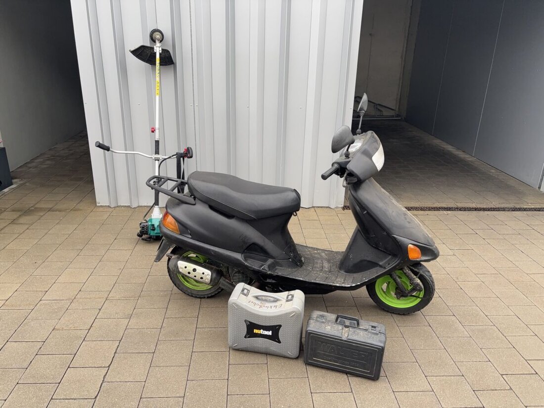 Mähring. In den frühen Morgenstunden am Montag, 2. Februar 2026, entdeckte ein Anwohner gegen 4.30 Uhr im Mühlweg zwei Personen, die flüchteten. Zurück blieben ein Kleinkraftrad, eine Motorsense und zwei Elektrowerkzeuge.