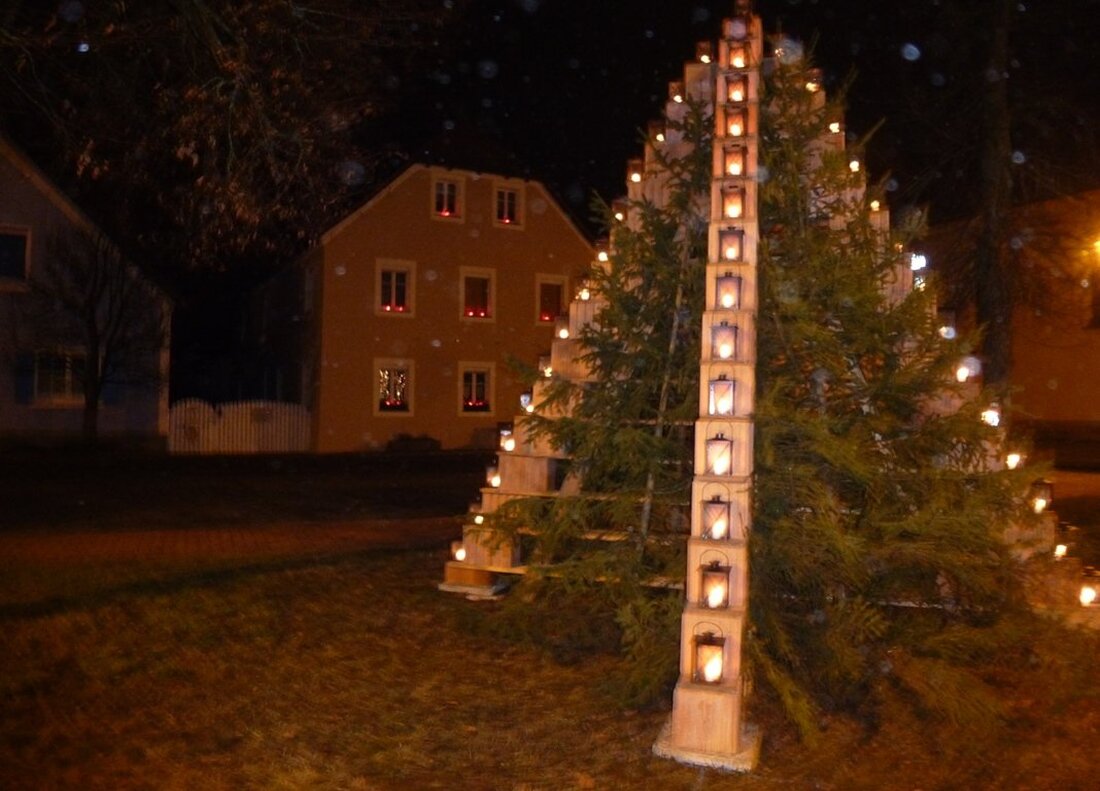 Kaltenbrunn. Die Ziegelpyramide sorgt für meditative Stimmung in Kaltenbrunn. Ein Blickfang ist sie allemal.  Von Siggi Bock Die 11. Marktweihnacht musste am Samstag ausfallen. Die Siedlergemeinschaft hat aber eine Ziegelpyramide [&hellip;]