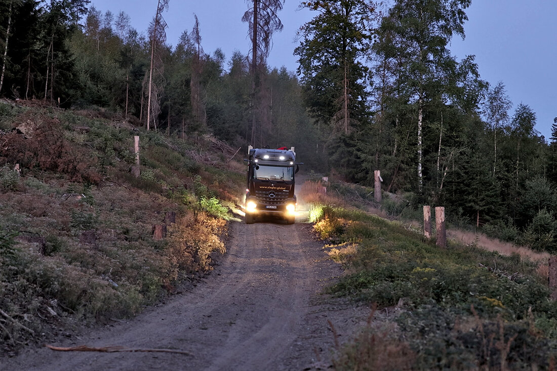 Nordoberpfalz. Ein riesiges Areal bietet einen schrecklichen Anblick. Die Ziegler-Holzlasterfahrer versuchen dort, das Borkenkäferholz aus dem Wald zu schaffen, bevor die Qualität leidet.