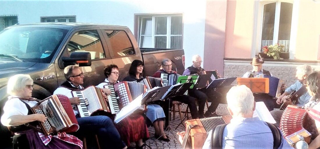 Grafenwöhr. Was macht den “Sound aus Grafenwöhr” aus? Diesem Thema hat Gerd Beitz mit seinem “Grafenwöhr Lied” besondere Zeilen gewidmet.  Von Renate Gradl  Das Spätsommerwetter machte es möglich: Die “Zieh-Harmonie” [&hellip;]