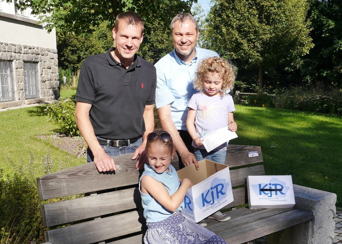 Tirschenreuth. Franziska und Eva durften in der Geschäftsstelle des Kreisjugendrings Glücksfee spielen und zogen die 20 Gewinner des Ferienquizes 2016. Das gesuchte Wort war eine Aktion des Kreisjugendrings Tirschenreuth, die 2016 stattgefunden [&hellip;]