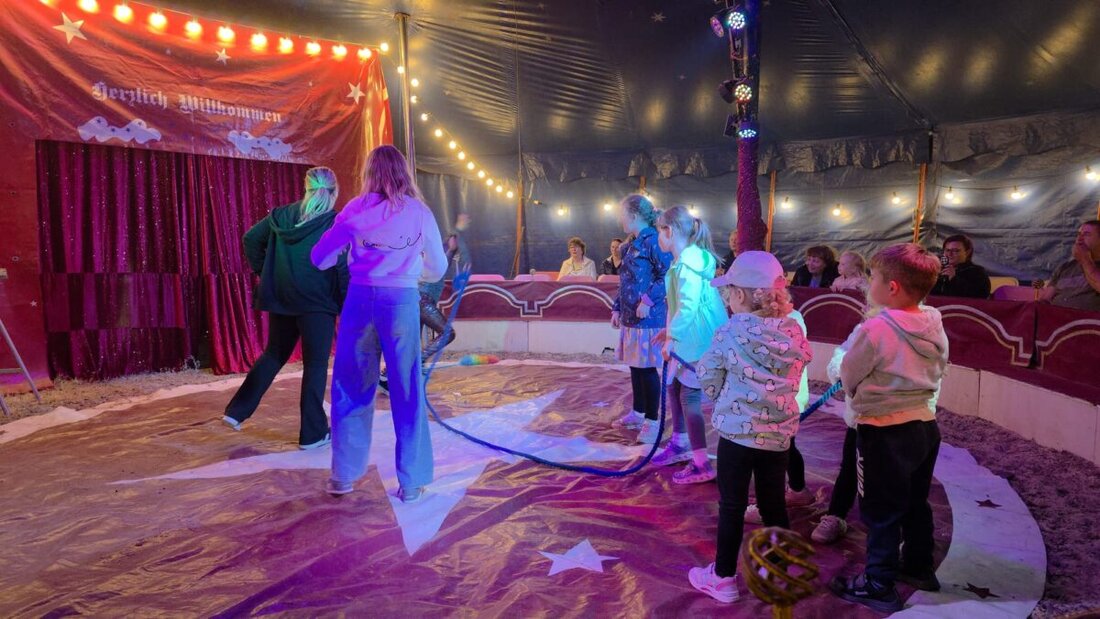 Schirmitz. Vom 24. Juli bis 2. August 2026 gastiert der Zirkus Rocky Kindertraum auf der Festwiese am Naabsportplatz und verwandelt sie in eine magische Mitmach-Manege für Familien. Eintritt: zehn Euro, freie Platzwahl.