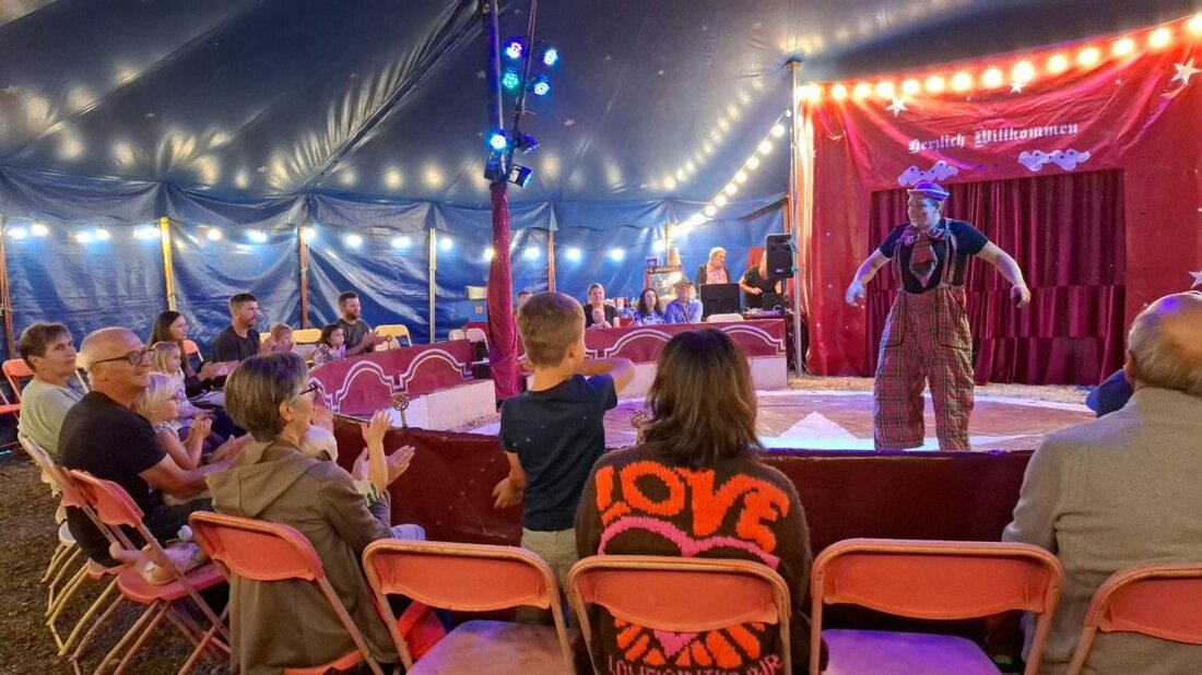 Eslarn. Manege frei am Atzmannsee: Der Familienzirkus Rocky Kindertraum kehrte nach zwölf Jahren zurück, begeisterte mit Clownerie, Artistik und Tieren – und ließ Kinder selbst Teil der Show werden.