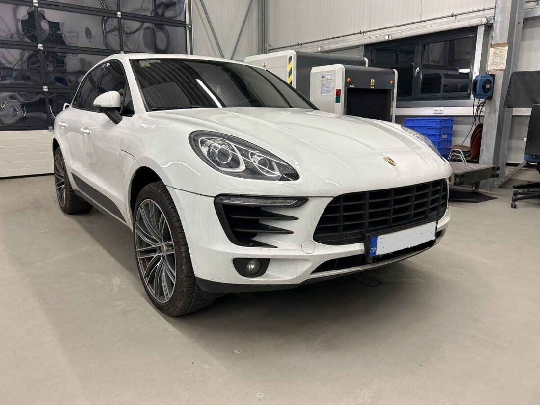 Waidhaus. Zollbeamte stellten bei einer Kontrolle ein Luxusauto sicher, da die Zoll-Vorschriften nicht beachtet wurden. Die Fahrerin konnte die geforderte Summe von rund 12.400 Euro nicht zahlen.