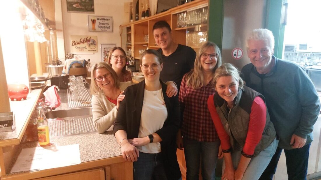 Floß. Der SPD Ortsverein lud im Forum zum Zoiglabend mit Musik, Brotzeit und Posterer Zoigl vom Fass ein, bei dem Bürgermeister Lindner half und eine Wiederholung gewünscht wurde.