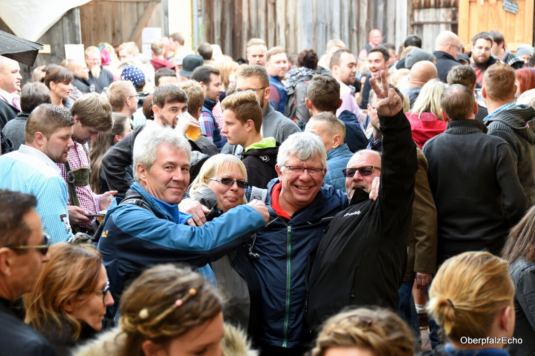 Neuhaus. Tausende pilgern zum Kommunbrautag, wandern zu Fuß durch das Waldnaabtal, kommen mit dem Zug und dem Shuttlebus oder übernachten im Wohnmobil auf den Parkplätzen rund um die Zoiglhauptstadt. Auch [&hellip;]