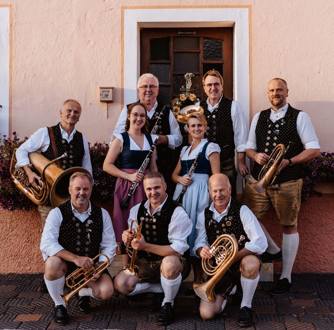 Neuhaus. Der Schafferhof lädt am 4. September zur Bayerisch-Steirischen Nacht "Zoigl trifft Schilcher" – ein buntes Spektakel mit der Gruppe Steirische Blas, den Tanngrindler Musikanten und den Schneidigen in Tenne, Scheune und Zoiglstuben.