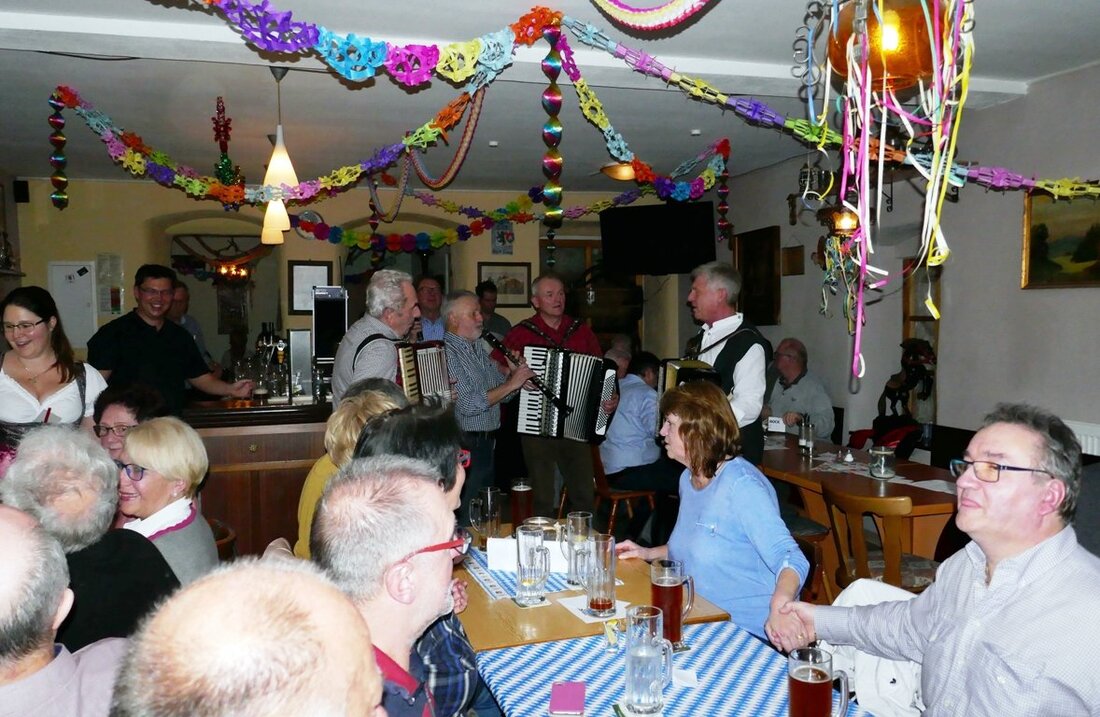 Grafenwöhr. „Wenn´s Zoiglbier regnet und Bratwürstl schneit, dann ist der Weg zum Himmel nimmer weit“ – Trinksprüche, Witze, süffiger Zoigl, deftige Brotzeiten und beste Stimmung waren Trumpf beim Zoiglabend der [&hellip;]