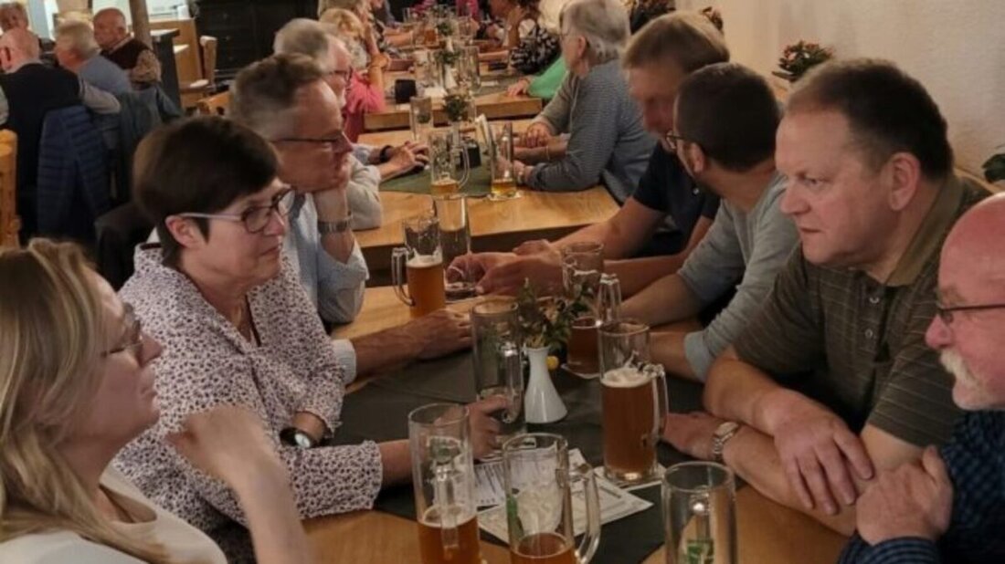 Rothenstadt/Weiden. Die Siedlergemeinschaft Rothenstadt-Fichtenbühl e.V. startete am Freitag, 16. Oktober, mit 48 Teilnehmern zur Zoiglgaststätte Zum Rechersimer und genoss Zoiglbier, Musik von Josef Ram und Witze.