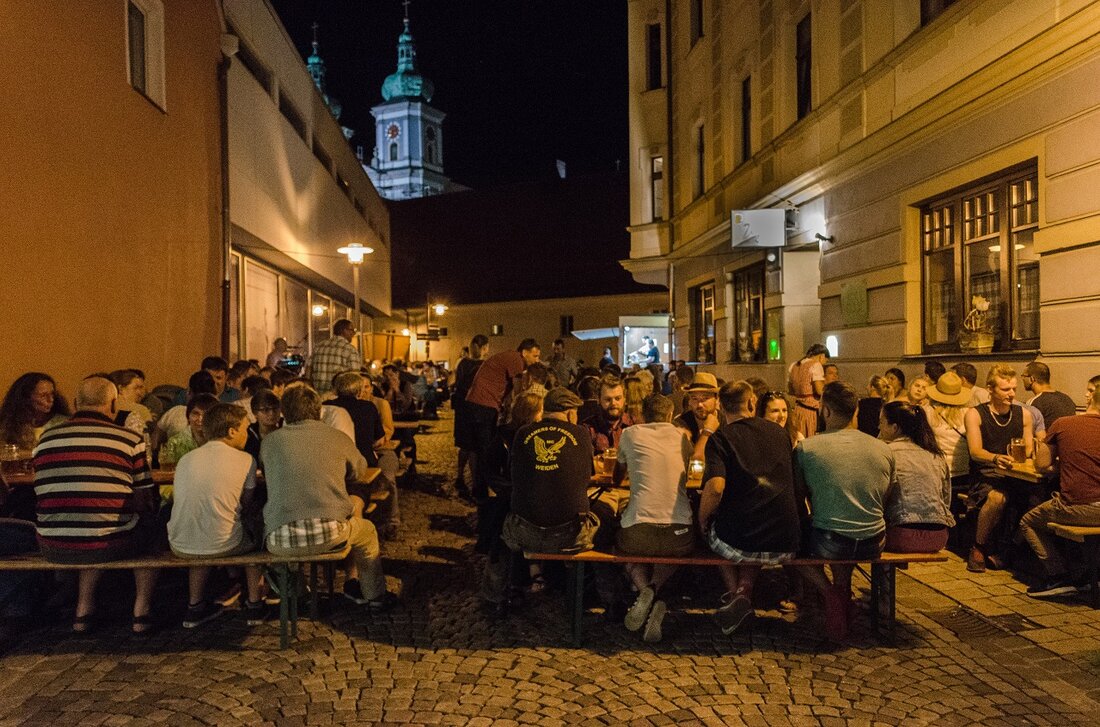 Waldsassen. Voll besetzt waren alle Tische am Zoiglfest beim Zoigl am Eck am Samstag Abend. Bei lauschig warmen Temperaturen ließen sich die Besucher Bier und Brotzeit bis in die Nacht hinein [&hellip;]