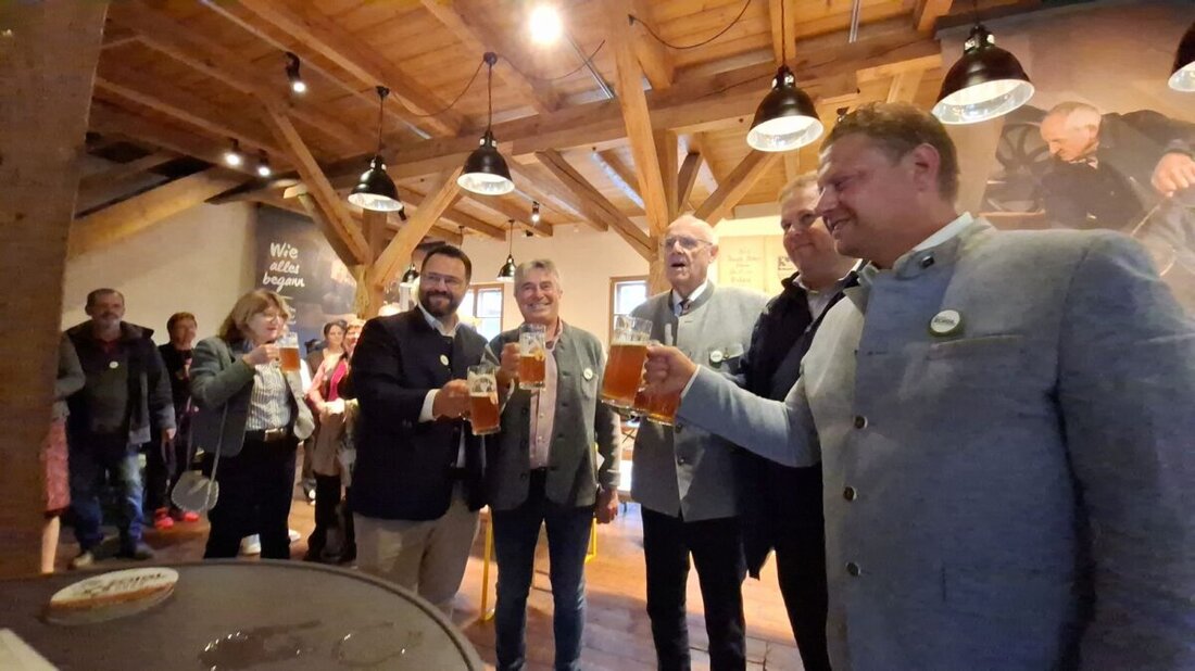 Eslarn. Der erste Oberpfälzer Zoigltag startete in Eslarn. Ein Shuttle-Bus verband die fünf Zoiglorte. Reden würdigten das Bier als immaterielles Kulturerbe.