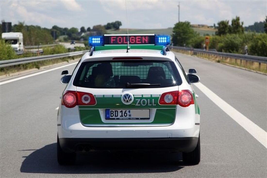 Waidhaus. Vor einigen Tagen versuchten zwei mit dem Auto aus Tschechien einreisende Männer sich einer Kontrolle durch Zollbeamte der Kontrolleinheit Verkehrswege Waidhaus zu entziehen. Sie lieferten sich mit den Beamten eine [&hellip;]