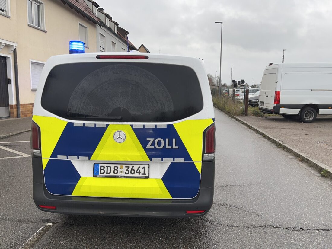 Schwandorf. Ein 17-Jähriger stürzt mit seinem Kleinkraftrad auf der Steinberger Straße und erleidet leichte Verletzungen. Zollbeamte leisten Erste Hilfe und sichern die Unfallstelle. Ein 84-Jähriger streift das Einsatzfahrzeug.
