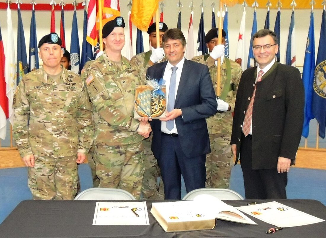 Grafenwöhr. Mit dem Aufstellungsappell und dem Ausrollen der Truppenfahne der 41. US Feldartillerie Brigade begann die Stationierung von weiteren 1.500 US-Soldaten in Grafenwöhr, Hohenfels und Ansbach. Von Gerald Morgenstern „Es [&hellip;]