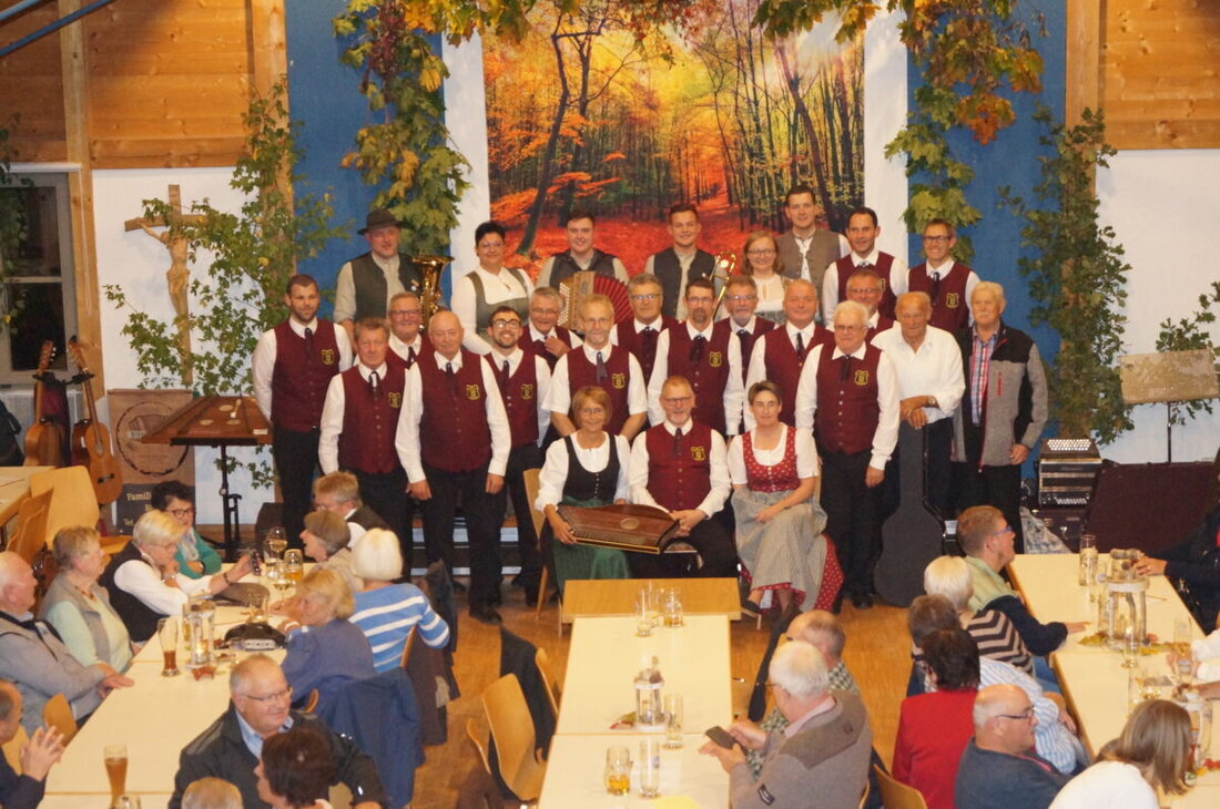 Weihern. Zünftig und musikalisch hochkarätig feierte das Dorfheim die Herbstsitzweil des Männergesangvereins Gemütlichkeit Weihern. Duo Reis, Wernberger Stubenmusik und die Familienmusik Birner brachten Stimmung, Gesang und Tanz.