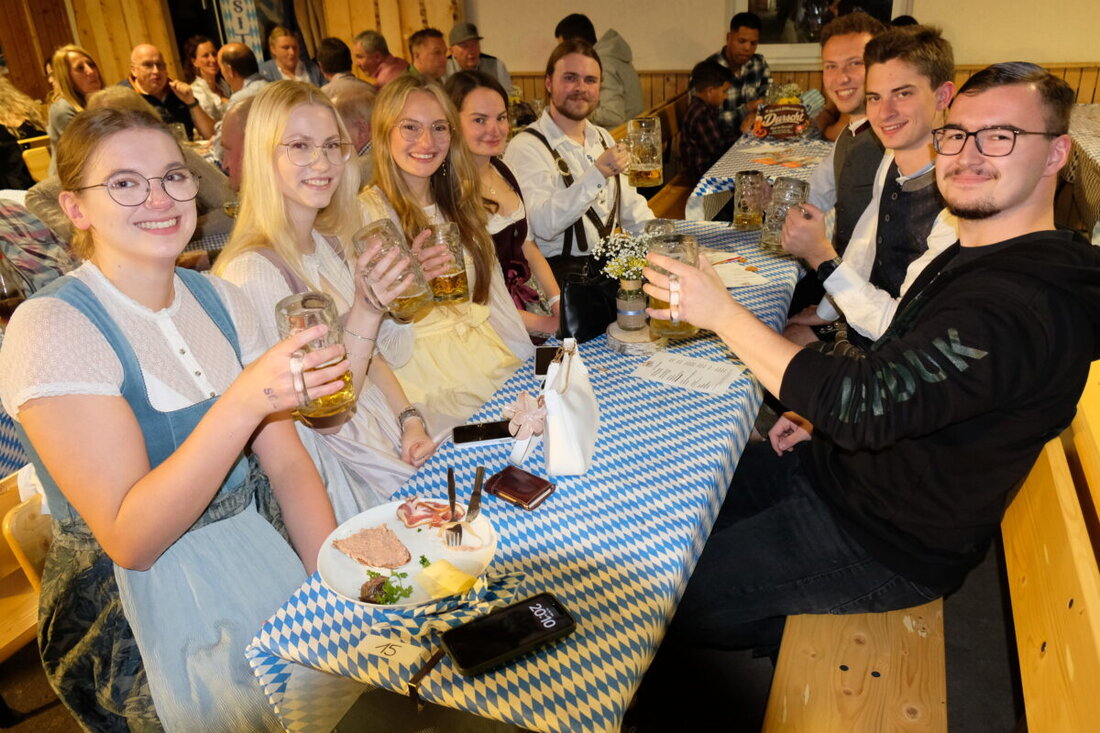 Eschenbach. Zünftige Stimmung beim Oktoberfest der Stadtkapelle in der SCE-Festhalle: Nach dem Anzapfen durch Schirmherr Matthias Wenger floss Freibier, dazu gab es deftige Brotzeiten und schneidige Blasmusik bis in die Nacht.