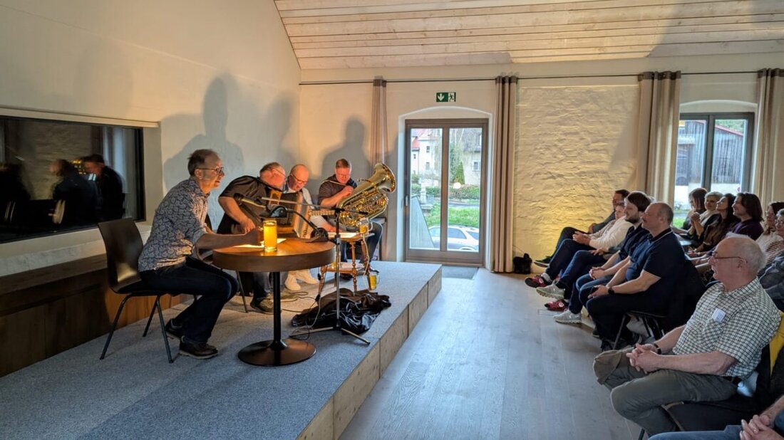 Falkenberg. Im Brauhaussaal an der Burg zog der Oberpfälzer Zoiglabend am Sonntag, 19. April 2027, viele Gäste an. Geschichten, zünftige Musik und Humor – ein Abend voller Tradition und guter Stimmung.