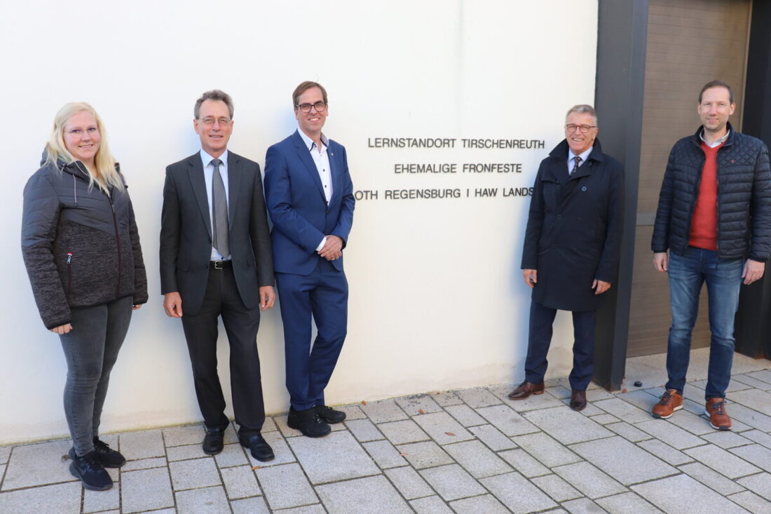 Tirschenreuth. Bei einem Treffen in Tirschenreuth diskutierten Bürgermeister Franz Stahl und Hochschulpräsidenten über die Zukunft der berufsbegleitenden Bachelor-Studiengänge und planten Anpassungen aufgrund der technischen Weiterentwicklung und des veränderten Lernverhaltens.