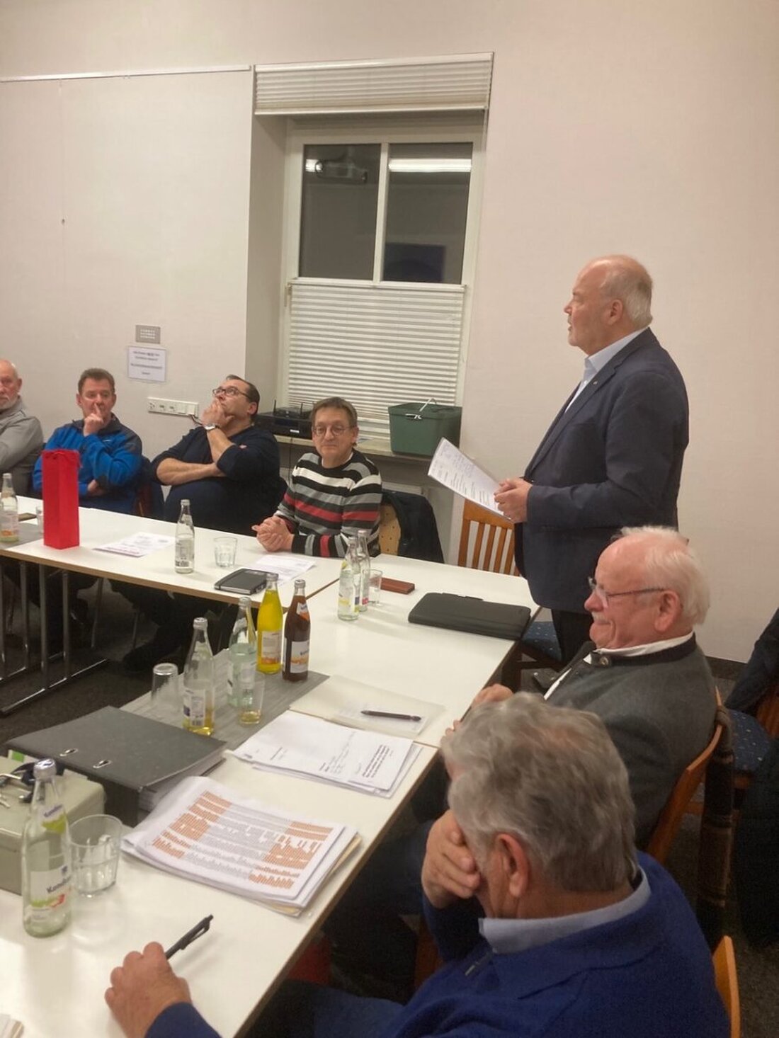 Weiden. Albert Vetterl betont die Bedeutung von Elektromobilität und Technologieoffenheit für die Zukunft des KFZ-Gewerbes bei der Jahreshauptversammlung in Weiden. Trotz Herausforderungen gibt es keine Pleitewelle im bayerischen Kfz-Gewerbe, das 125.000 Mitarbeiter und 15.000 Auszubildende beschäftigt.