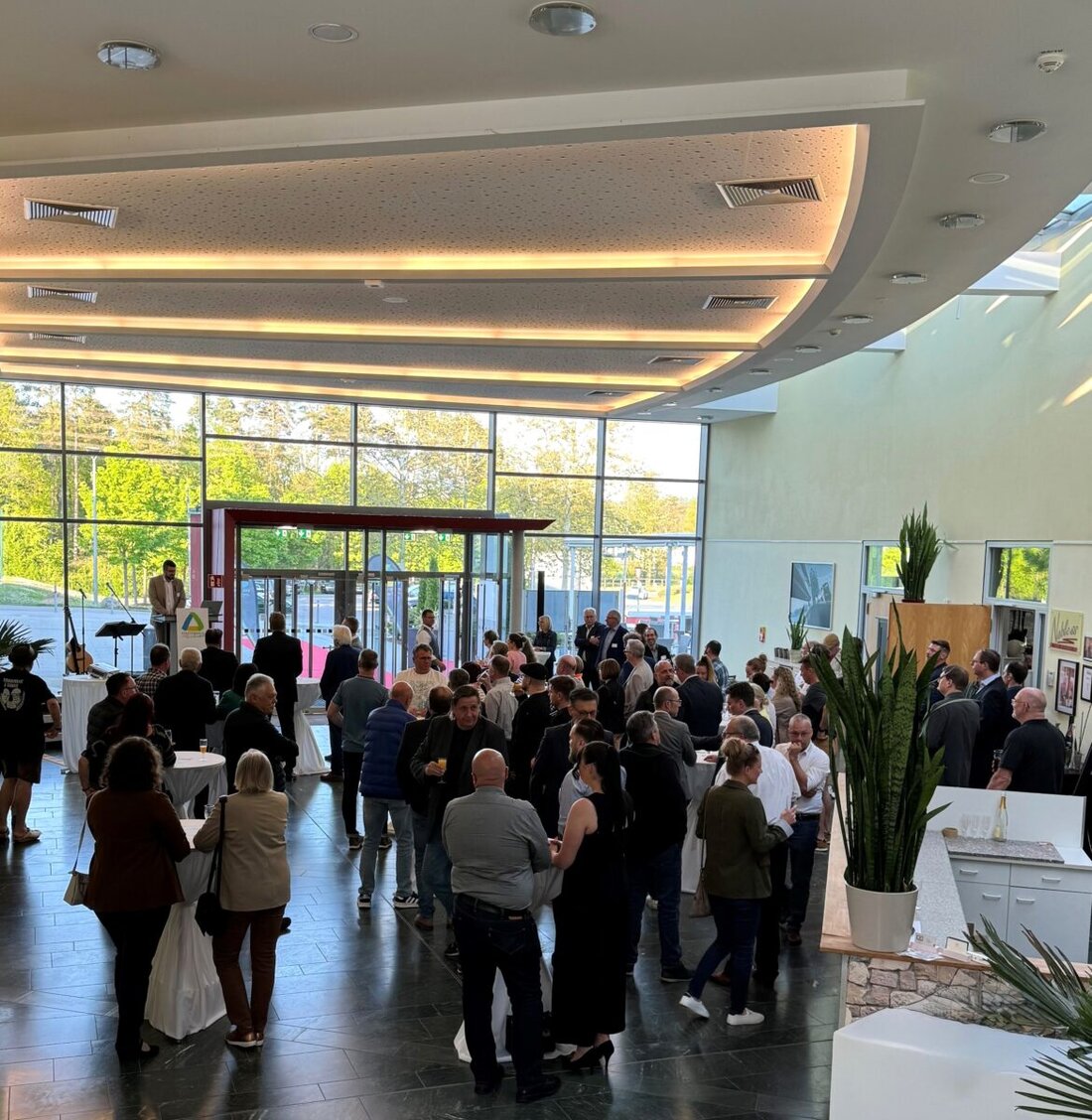 Städtedreieck. Der zweite Wirtschaftsempfang im April 2025 zog fast 100 Gäste an, fokussierte auf das Thema Unternehmensnachfolge und stärkte das Netzwerk in der Region. Beiträge zu rechtlichen, wirtschaftlichen und emotionalen Aspekten boten Einblicke und förderten den Austausch.