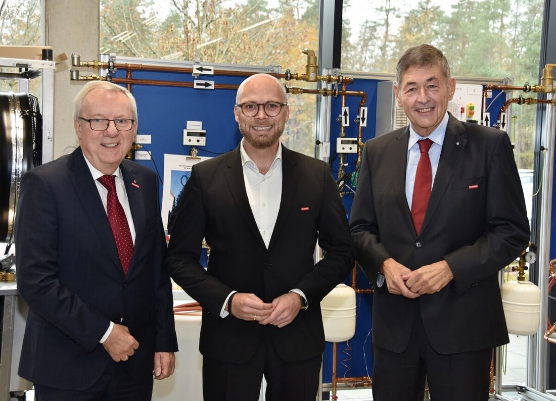 Schwandorf. Der Bayerische Staatsminister Dr. Fabian Mehring besuchte das digitale Kompetenzzentrum für Gebäudetechnik, ein Vorzeigeprojekt in Sachen Digitalisierung. Das Zentrum, das mittels BIM-Methode geplant und umgesetzt wurde, ebnet Handwerkern aus Ostbayern den Weg in die Zukunft.