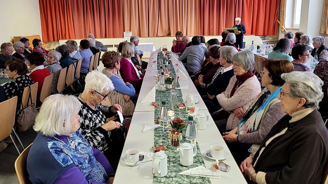 Schirmitz. Mit großem Zuspruch feierten die Pfarrei-Senioren zum Jahresbeginn 2026 Gottesdienst und Begegnung. Unter dem Leitwort „Gott geht mit dir – in allem, was kommt“ prägten Zuversicht und Gemeinschaft den Nachmittag.