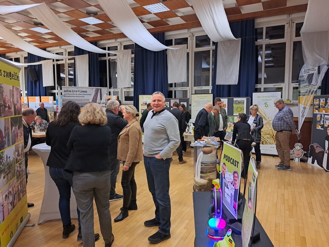 Plößberg. Am 4. November 2025 feierte die IKom Stiftland im Kultursaal ihr zehnjähriges Bestehen; der Festakt begann um 19 Uhr. Gäste aus Politik und Verwaltung würdigten die Bilanz und blickten zuversichtlich nach vorn.