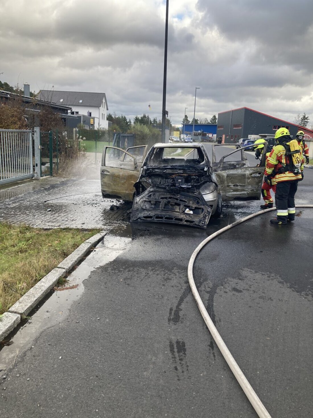 Mantel/Theisseil. Zwei Autos brannten gestern aufgrund technischer Defekte; es entstanden Sachschäden, aber keine Verletzten.